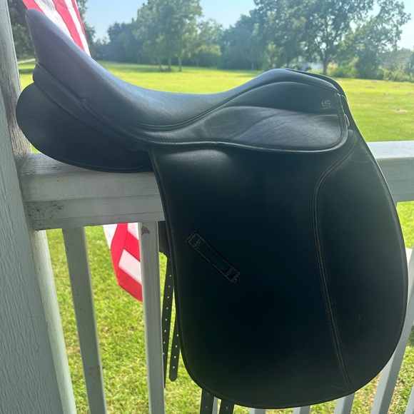 Thorowgood Other - 16” Thorowgood Dressage Saddle
